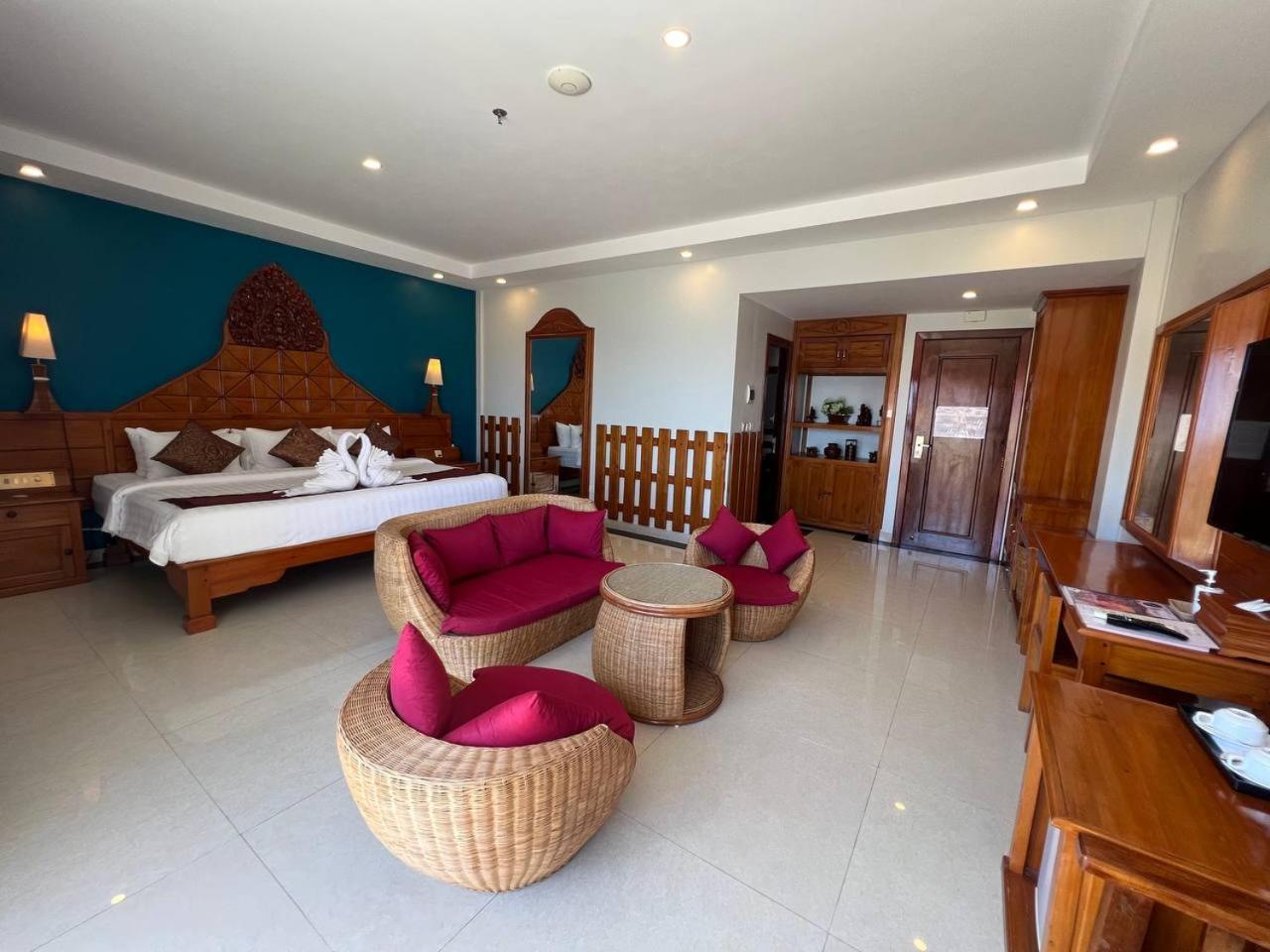 Aristocrat & Khách sạn 4*